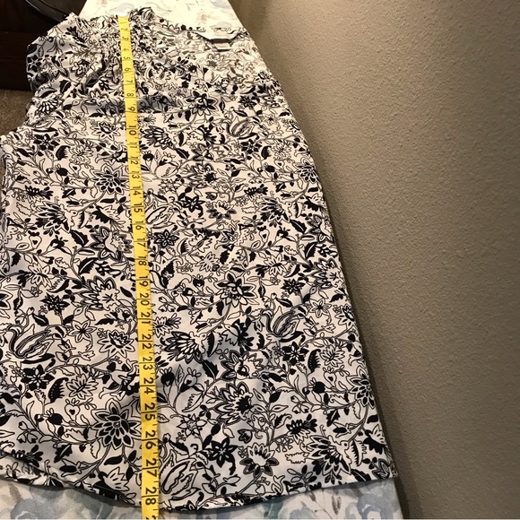 CJ Banks 1X 3/4 sleeve v-neck tunic.  Black and white - Picture 6 of 10